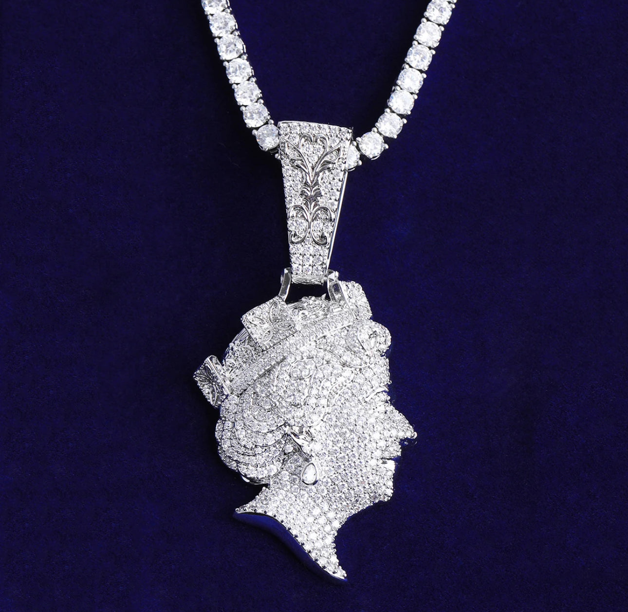 Queen pendant