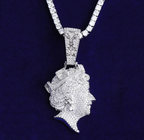 Queen pendant